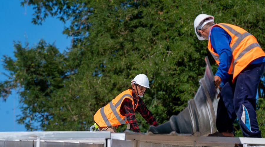 Professional gutter cleaning in Saint Francis, WI